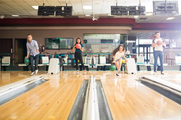 Több Etnikumú Férfi Női Teens Miután Idő Míg Bowling Club — Stock Fotó