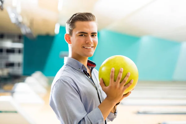 Sorrindo Adolescente Com Bola Divertindo Bowling Beco Clube — Fotografia de Stock