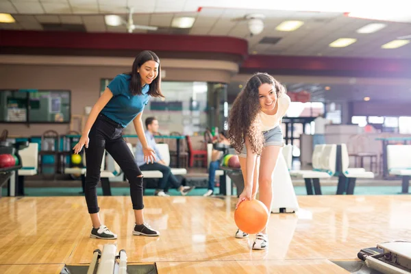 Boldog Tizenéves Lány Gyakorló Bowling Narancssárga Labdát Közeli Barát Klub — Stock Fotó