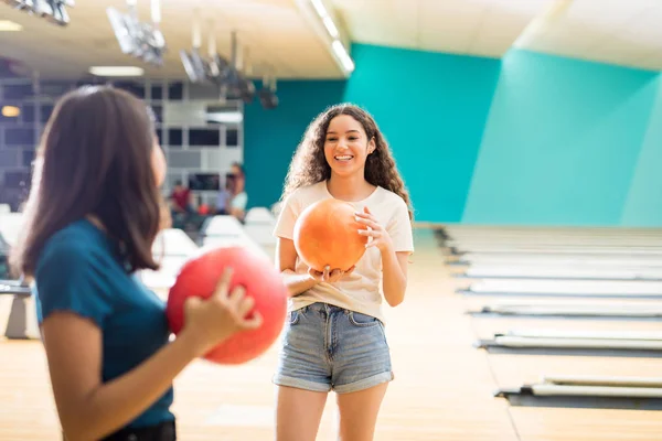 Mosolygó Tizenéves Lány Barát Élvezi Bowling Alley Klubban — Stock Fotó