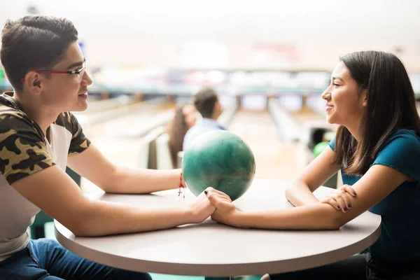 Casal Apaixonado Ter Data Bowling Beco Clube — Fotografia de Stock