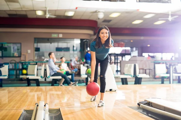 Volle Länge Des Lächelnden Teenagermädchens Beim Ballwurf Während Des Bowlingtrainings — Stockfoto