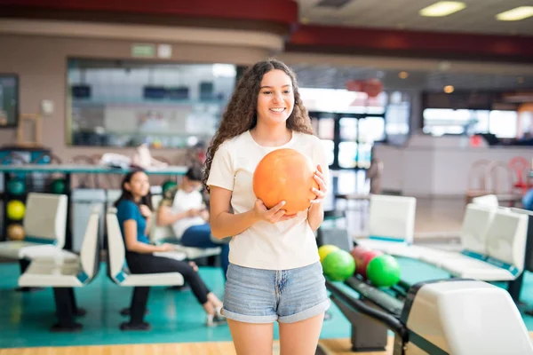 Adolescente Menina Segurando Bola Sorrindo Enquanto Desfruta Boliche Recreativo Clube — Fotografia de Stock