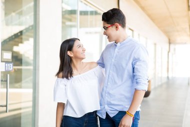 Alışveriş merkezinde eğleniyor ve erkek gülümseyen