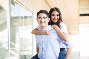 Kız Alışveriş Merkezi piggybacking gülümseyen genç çocuk portresi