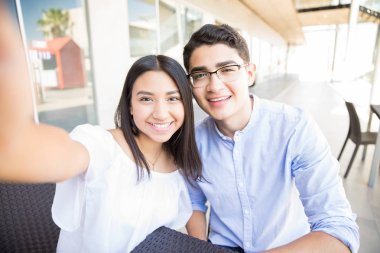 Selfie Alışveriş Merkezi kafede Tarih boyunca alarak gülümseyen genç çift