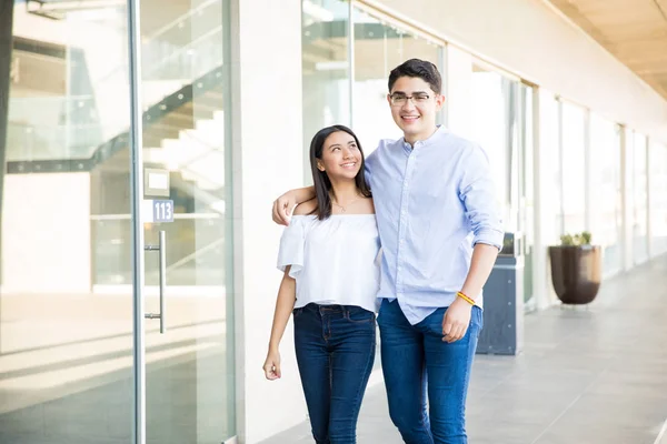 Sorridente Adolescenti Amanti Passeggiando Insieme Sul Corridoio Nel Centro Commerciale — Foto Stock