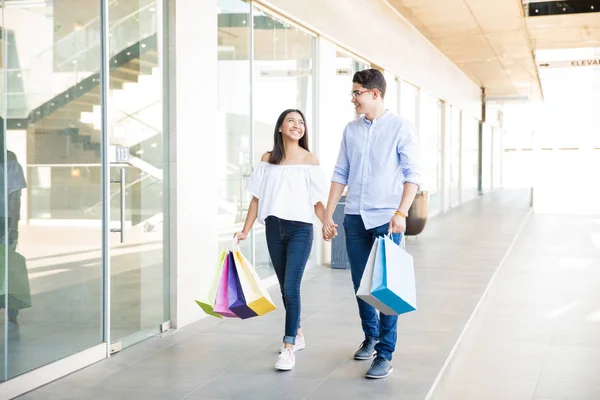 十几岁的恋人用袋子在购物中心度过周末购物 — 图库照片