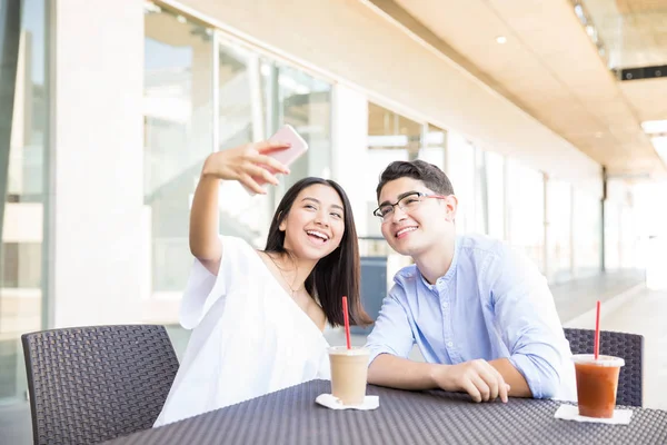 Feliz Casal Adolescente Capturando Memórias Enquanto Desfruta Praça Alimentação Shopping — Fotografia de Stock