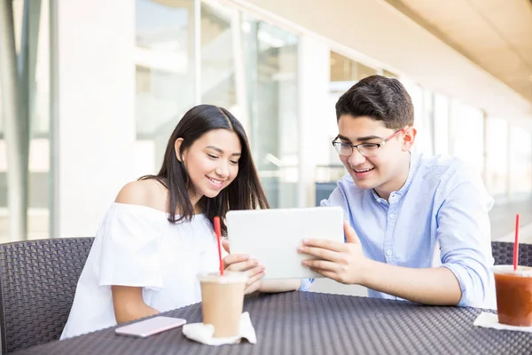 Adolescente Chico Chica Usando Tableta Digital Mientras Sonríe Café Centro — Foto de Stock