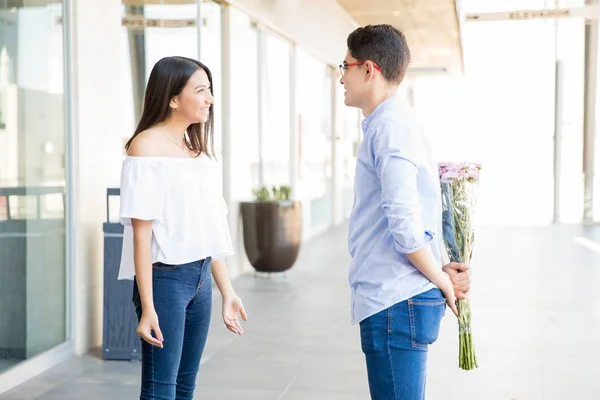 Teenager Versteckt Blumen Hinter Rücken Für Freundin Auf Flur Einkaufszentrum — Stockfoto