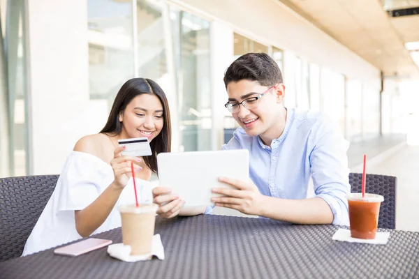 Sonriente Adolescentes Amantes Compras Línea Tableta Mientras Sienta Mesa Café — Foto de Stock