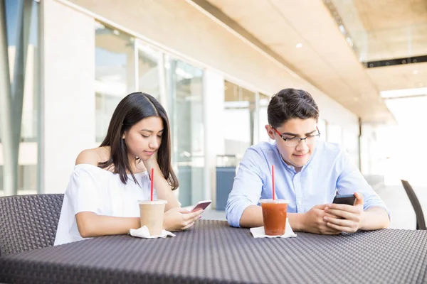 Geobsedeerd Paar Met Behulp Van Smartphones Tijdens Dating Café Winkelcentrum — Stockfoto