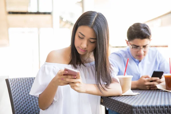 Adolescente Utilisant Secrètement Smartphone Tout Étant Assis Avec Petit Ami — Photo