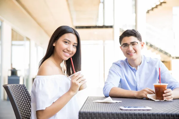 Hispanic Teenage Couple Having Refreshing Drinks Table Shopping Mall — Stock Photo, Image