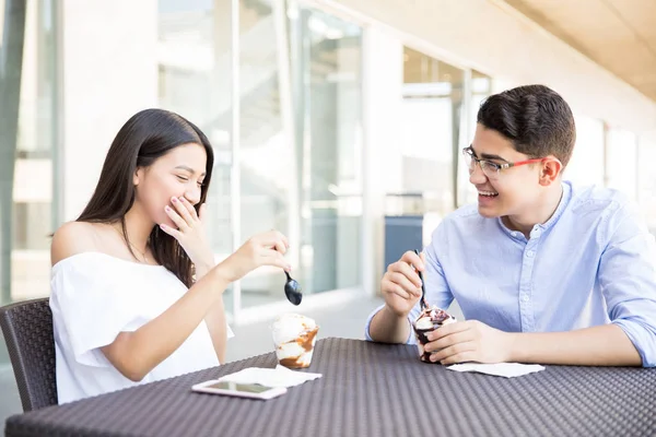 Adolescente Casal Ter Delicioso Sorvete Enquanto Sentado Mesa Shopping — Fotografia de Stock