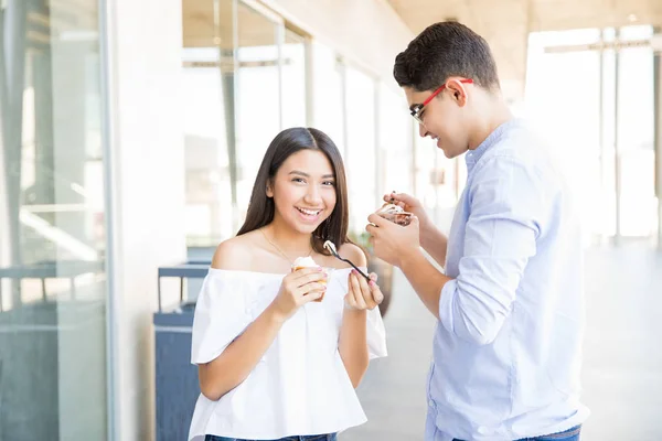 Feliz Pareja Adolescente Teniendo Una Cita Comiendo Helado Centro Comercial — Foto de Stock