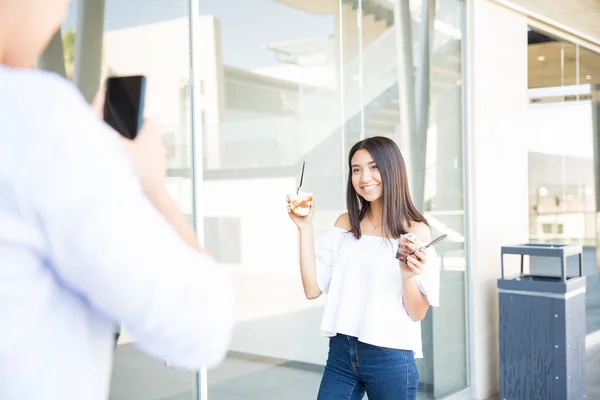 十几岁的女孩与冰淇淋杯摆在商场拍照的男朋友 — 图库照片