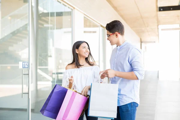 快乐的十几岁的顾客与一套纸袋在购物中心 — 图库照片