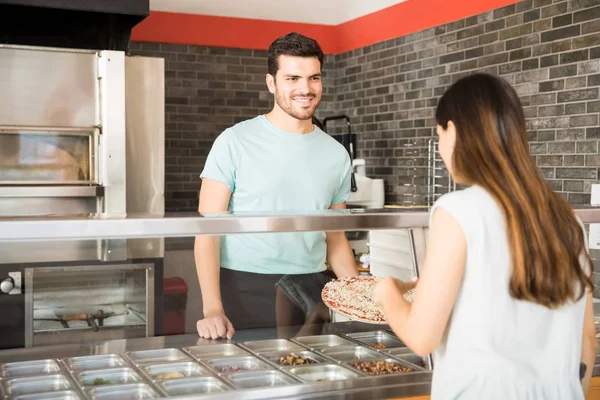 Pizzabäcker Steht Einem Pizzeria Der Küche Und Hört Den Bestellungen — Stockfoto