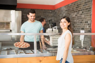 Gülümseyen kadın tezgahın arkasındaki ham pizza pizzacı elinde Şef gülümseyen sayaç Pizza'da seçme