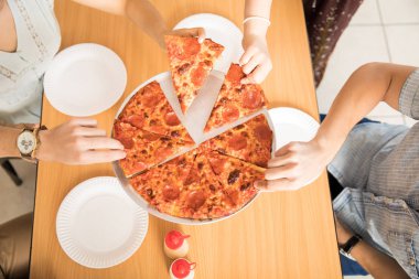 Her pizza bir dilim kapma tanınmaz halde insanların ellerini bir gurup yüksek açı vurdu
