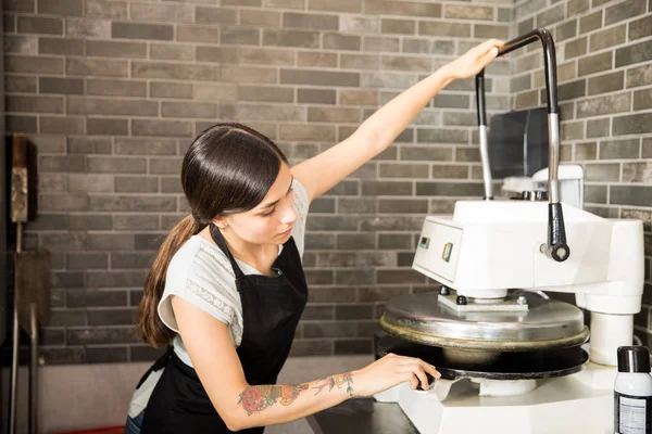 Pizza Pizza Dükkanında Mutfakta Ekmek Yapmak Için Hamur Basın Makine — Stok fotoğraf