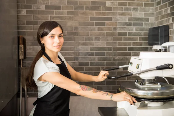 Prachtige Chef Kok Vrouw Dragen Zwarte Schort Met Behulp Van — Stockfoto