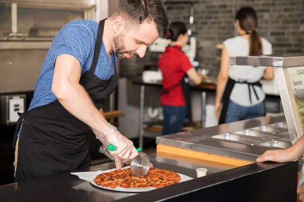 Bellissimo Uomo Che Indossa Guanti Plastica Grembiule Nero Con Taglierina — Foto Stock