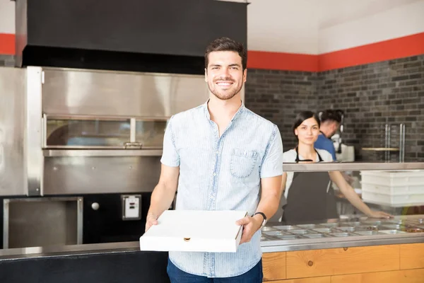 Homem Bonito Alegre Segurando Pacote Caixa Pizza Perto Balcão Com — Fotografia de Stock