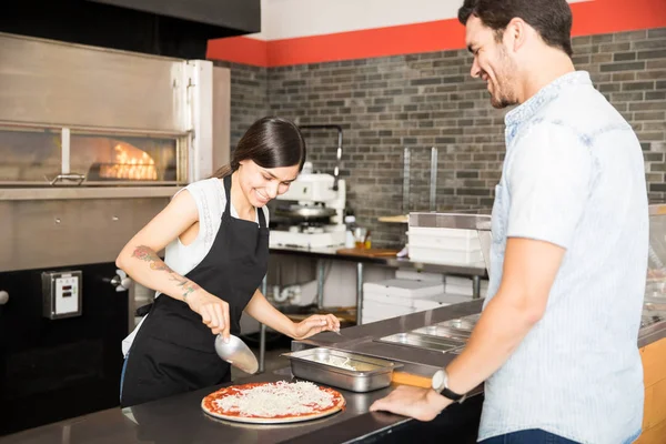 Leende Kund Och Kock Konversation Medan Kvinnan Kocken Förbereder Pizza — Stockfoto