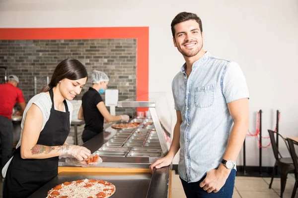 Uomo Allegro Piedi Bancone Della Cucina Negozio Pizza Con Bella — Foto Stock