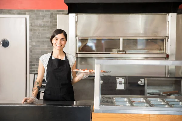 Retrato Chef Sorrindo Vestindo Avental Preto Luvas Mão Mostrando Pizza — Fotografia de Stock