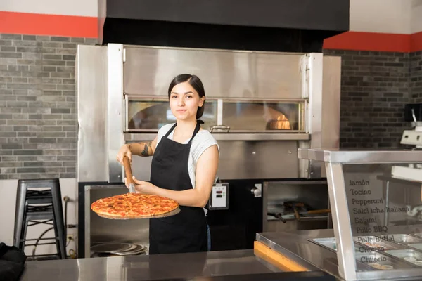 Hermosa Mujer Chef Con Uniforme Negro Sosteniendo Cáscara Pizza Con — Foto de Stock