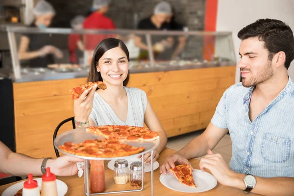 Porträtt Vackra Unga Kvinna Som Håller Pizza Slice Handen Tittar — Stockfoto