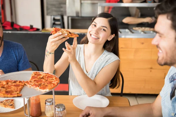 Retrato Joven Hermosa Mujer Sonriendo Sosteniendo Rebanada Pizza Mirando Cámara —  Fotos de Stock