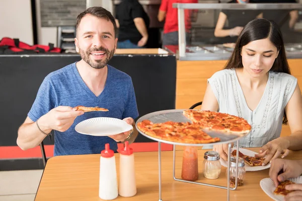 Atractivo Hombre Con Barba Disfrutando Pizza Salami Con Amigos Pizzería —  Fotos de Stock