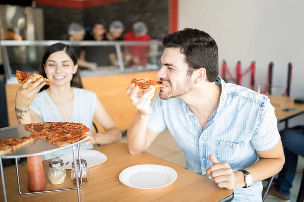 Πεινασμένος Άνθρωπος Απολαμβάνουν Τρώει Σαλάμι Πίτσα Στο Εστιατόριο Γυναίκα Κάθεται — Φωτογραφία Αρχείου