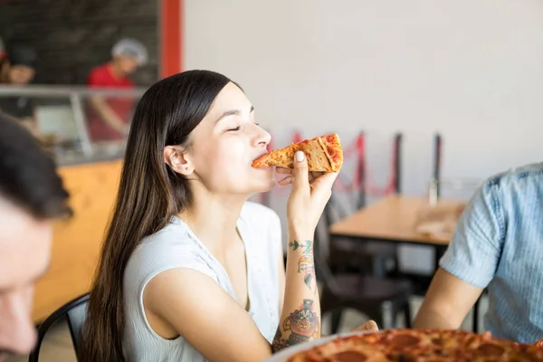Retrato Mujer Alegre Disfrutando Pizza Con Amigos —  Fotos de Stock