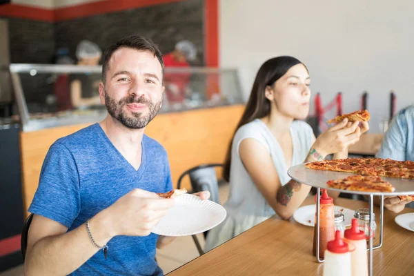 Amigos Felices Comiendo Pizza Cafetería —  Fotos de Stock