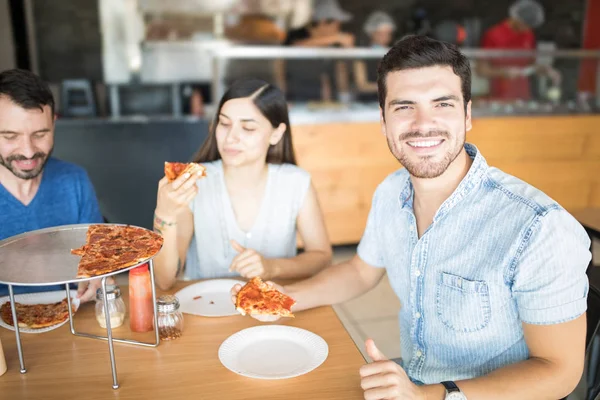 Ritratto Uomo Bello Allegro Che Gode Pizza Con Gli Amici — Foto Stock