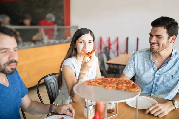 Retrato Mujer Atractiva Disfrutando Rebanada Pizza Con Amigos Masculinos Restaurante —  Fotos de Stock