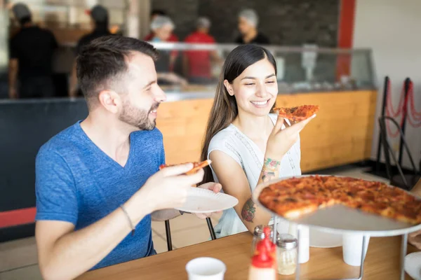매력적인 여자와 잘생긴 피자가 게에서 페퍼로니 피자를 즐기고 — 스톡 사진