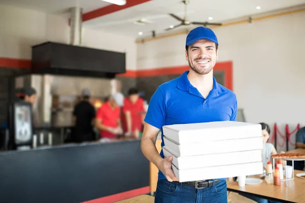 Stilig Pizza Leverans Mannen Courier Blå Uniform Med Cap Innehar — Stockfoto