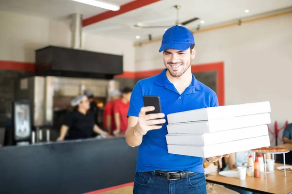 Krásný Veselý Muž Kontrola Dodací Adresu Podržíte Stoh Krabic Pizzu — Stock fotografie