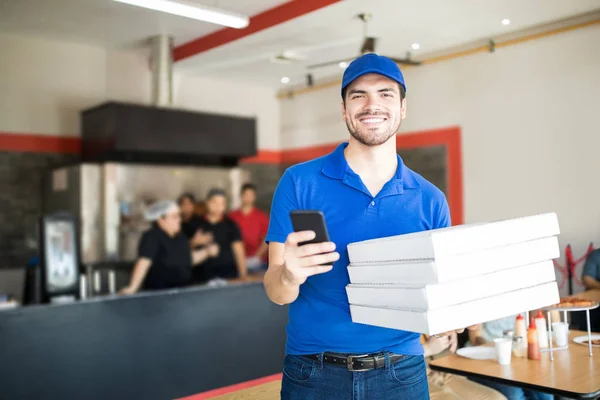 Homem Alegre Camiseta Azul Boné Segurando Smartphone Caixas Entrega Restaurante — Fotografia de Stock