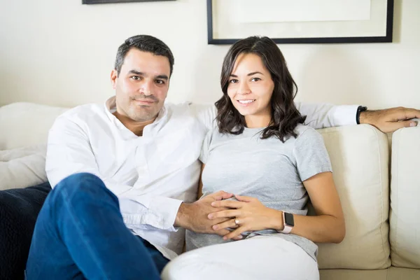 Hamile Karısı Kanepede Oturan Kendine Güvenen Yetişkin Adam Portresi — Stok fotoğraf