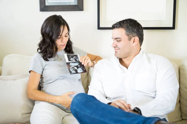 Połowa Dorosłych Kobietę Ciąży Usg Skanowanie Siedząc Przez Mężczyznę Kanapie — Zdjęcie stockowe