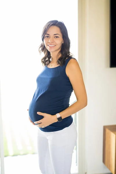 Žena Užívat Těhotenství Stoje Doma — Stock fotografie
