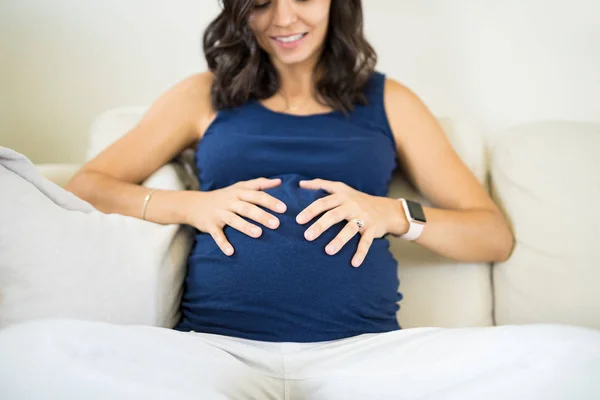 Mulher Grávida Adulta Média Tocando Barriga Com Carinho Enquanto Relaxa — Fotografia de Stock